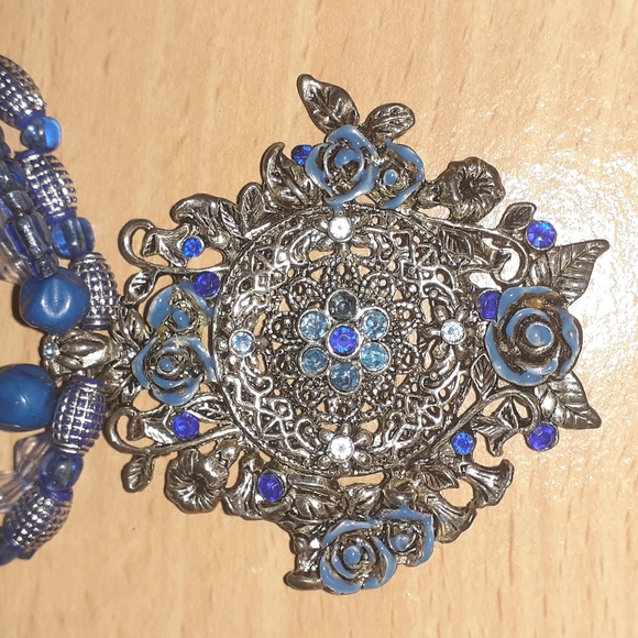 Beaded earrings and necklace with medallion set - Picture 4 of 6